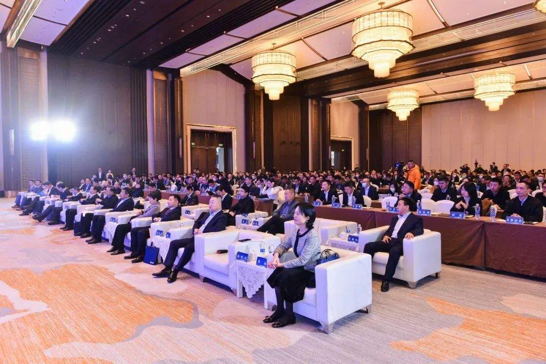 Грандиозна сцена на Конференция за иновации и развитие на веригата за доставки на инженерно-строителната индустрия